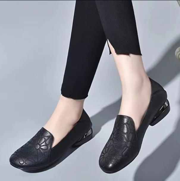 Embroidered low-heeled leather shoes